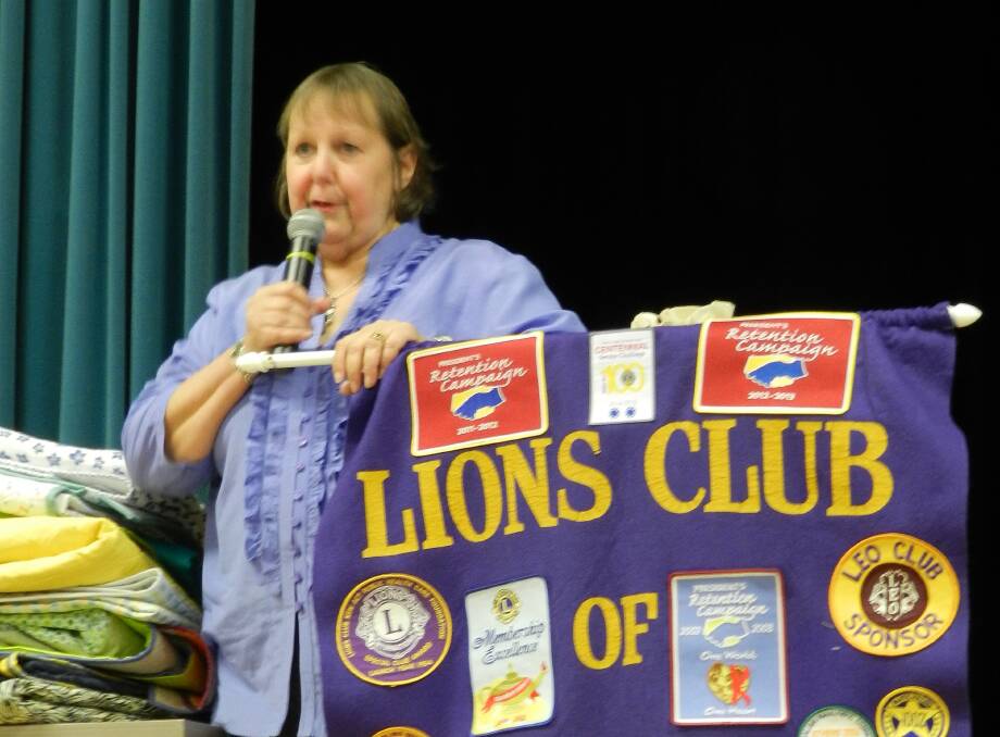 Jenny Bowker was a very popular presenter at the 2016 Lions Club of Young Quilt Show. Jenny spoke on The Modern Movement way of quilting.