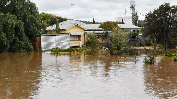 A house on the edge of the Avoca river as the flood waters rise at Charlton on Friday. Photo: Joe Armao