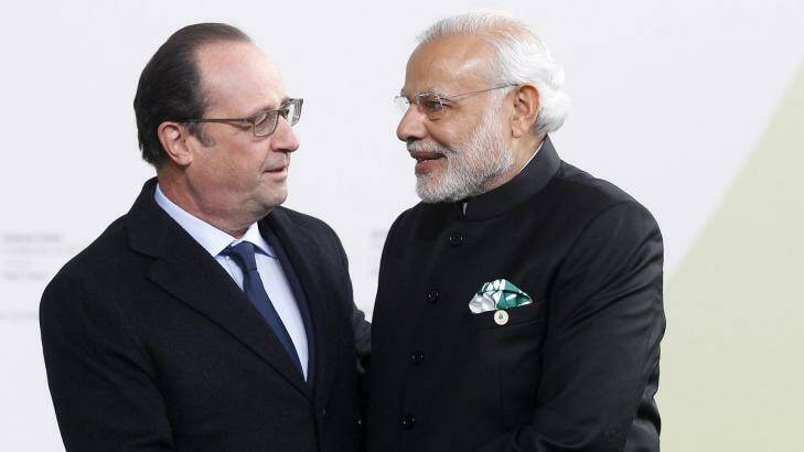 French President Francois Hollande shakes hands with Indian Prime Minister Narendra Modi as he arrives at the climate conference in Paris. Photo: Chesnot