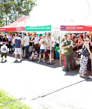 Despite the heat, a crowd of 200 turned up for the Build for a Cure auction. Photo: Phil Carrick Photography.