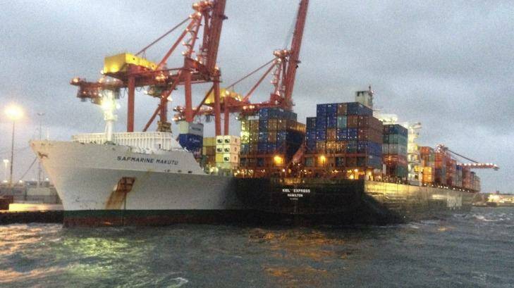 The vessels sit side-by-side after wind blew the Hapag-Lloyd vessel from its moorings. Photo: Supplied
