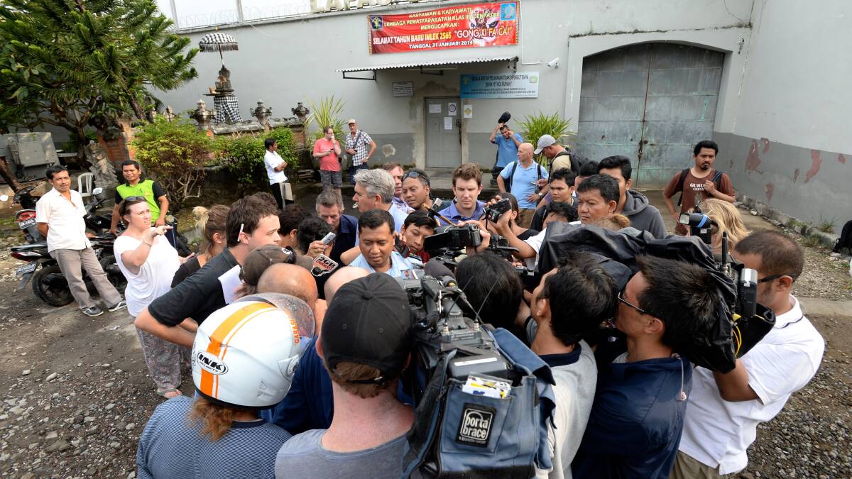 The media wait outside Kerobokan Prison for Schapelle's release. Photo: FAIRFAX MEDIA