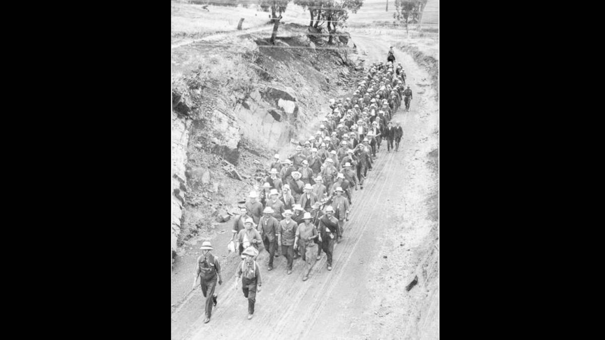 CIRCA 1915: The Kangaroo marchers near Wallendbeen.
Source: Australian War Memorial

