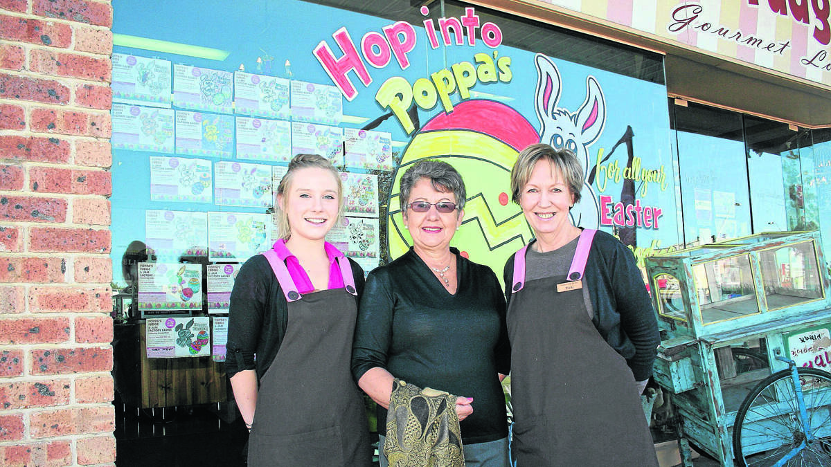 Poppa's Fudge and Jam Factory staff members Shannon Meyer (left) and Vicki Powderly (right), with colouring competition judge Mrs Lyn Freudenstein.