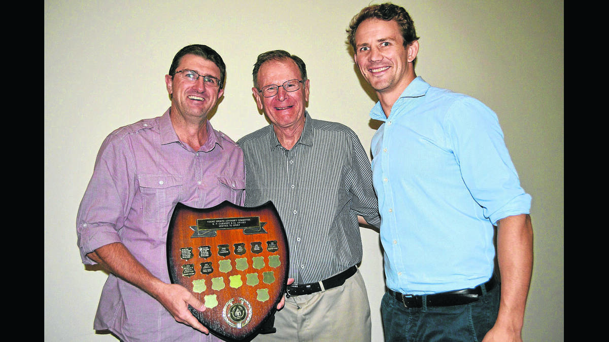 2013 SERVICE TO SPORT: Steve Connelly accepts his award from sponsor Keith Carmody and special guest Tim Davidson.		(sportpres011)