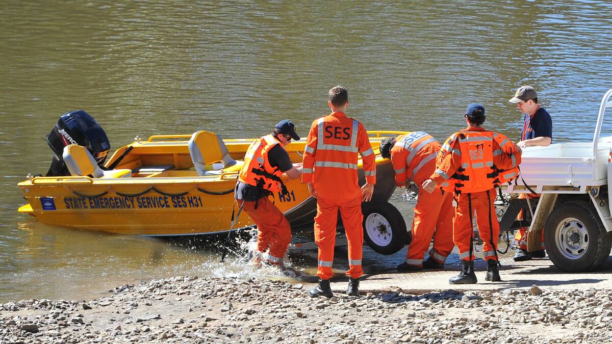 Emergency services are searching the Murrumbidgee River at Wiradjuri Reserve after a man disappeared on Friday night. Picture: Kieren L Tilly