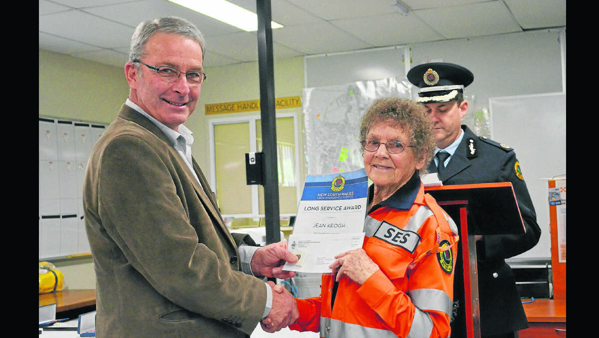 PRESENTATION: Jean Keogh was presented her five year service award by mayor Stuart Freudenstein. 			     (sespres012)