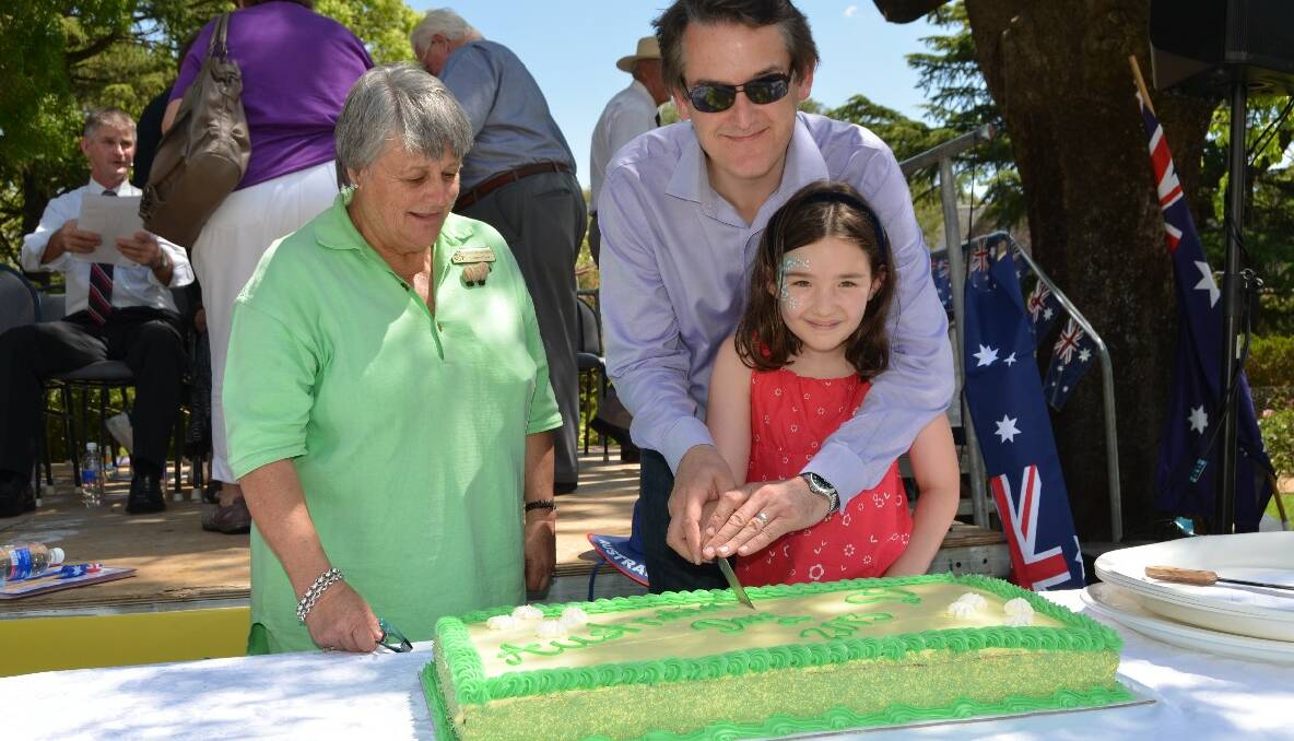 CAKE CUTTING: Councillor Sandy Freudenstein watched Young’s Australia Day ambassador Jon Dee and his daughter Estelle Dee cut the Australia Day cake in Carrington Park. 