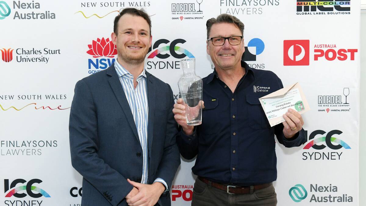 Michael Bynon (right) holding the Nexia Australia Trophy for best Cabernet Sauvignon at the 2022 ICC Sydney Wine Show. Photo supplied.