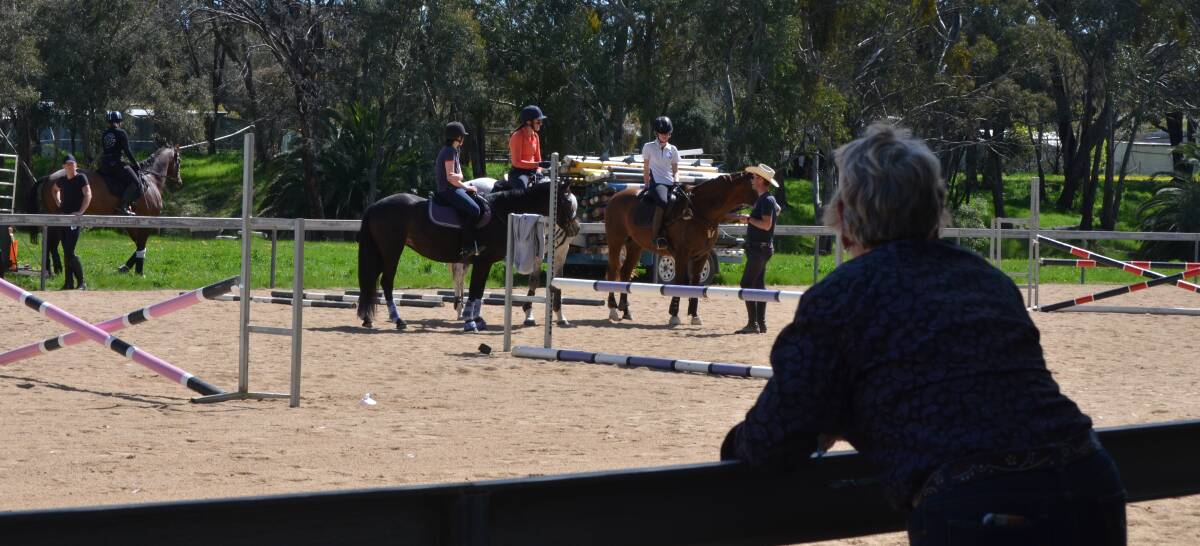 CLINIC: Pam Bennett watches on as Clint instructs Mikayla Spring, Ashleigh Bennett and Tamsin Hall. Photo: Bec Hewson.