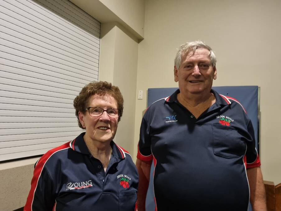 Indoor bowls winners Wilma Galvan and Brian Butcher.