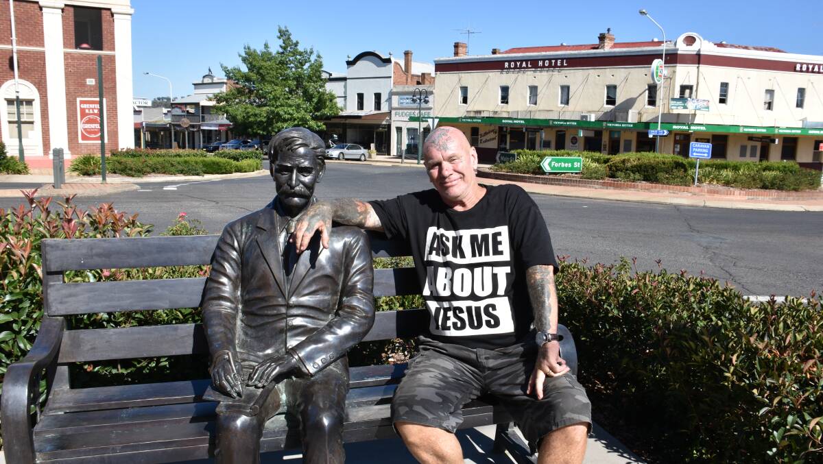 Kevin 'Mad Dog' Mudford getting acquainted with Henry Lawson in Grenfell this week. He will speak in Young on Sunday afternoon.