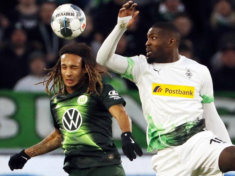 Borussia Moenchengladbach have slumped to a 2-1 defeat at Wolfsburg to lose top spot in Germany.