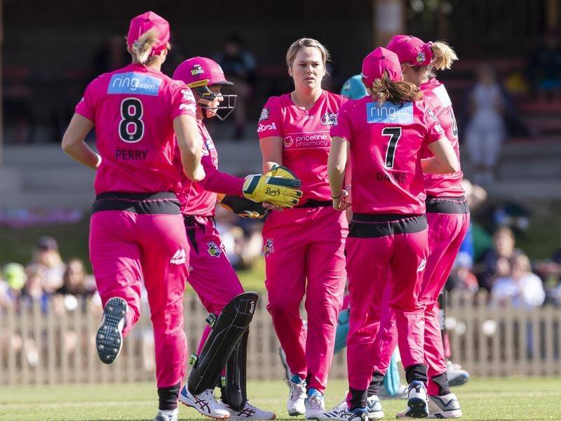 Dane Van Niekerk (C) says the Sydney Sixers can win WBBL games without injured star Ellyse Perry.