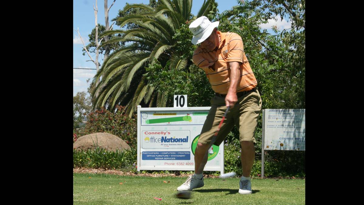 SKILL: Greg “Lefty” Jennings of Nowra shows his fellow veterans how it’s done with one arm.	 	       (vetgolf (34))